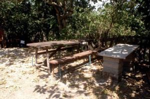 una mesa de picnic y un banco junto a una valla en Ferienhaus für 4 Personen 1 Kind ca 75 qm in Bottaccio, Latium Rom und Umgebung, en Castel di Guido