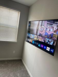 En TV eller et underholdningssystem på Luxury 2bedroom condo