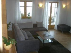a living room with a couch and a coffee table at Direkt am Waldrand gelegene Ferienwohnung, ideal für Wanderer im Sommer und Wintersportler in der kalten Jahreszeit in Oberstaufen