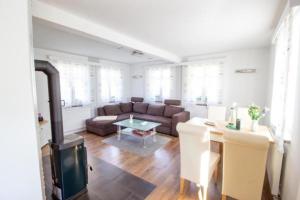 Posezení v ubytování Ferienhaus in Bad Elster mit Kleinem Kamin