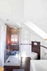 łazienka z wanną, toaletą i umywalką w obiekcie Ferienhaus in Bad Elster mit Kleinem Kamin w mieście Bad Elster