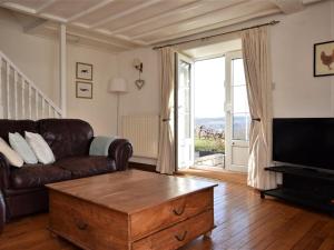 - un salon avec un canapé et une table basse dans l'établissement 3 Bed in Conwy TYPLL, à Llangelynin