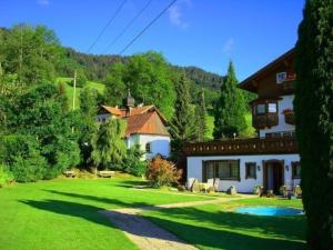 a house with a yard with green grass at Wunderschöne Wohnung in Sigiswang mit Terrasse in Ofterschwang