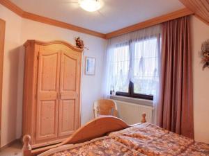 a bedroom with a large bed and a window at Große Ferienwohnung in Rauenstein mit Garten, Terrasse und Grill und Panoramablick in Rauenstein