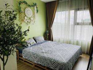 1 dormitorio con cama y ventana grande en Oceanhomes S202 with 2 bebs, en Gia Lâm Pho