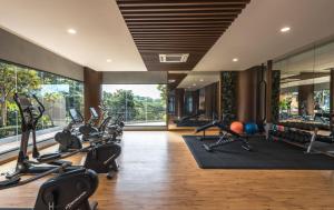 siłownia z kilkoma rowerami treningowymi w pokoju w obiekcie Modern 7-Pax Retreat Steps from IOI City Mall w mieście Seri Kembangan