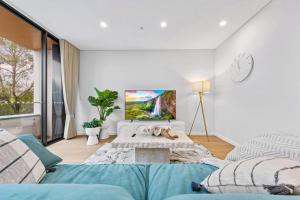 シドニーにあるLuxury Penthouse 3 Bedrooms in Neutral Bayのベッドが2つあり、壁に絵が飾られた寝室