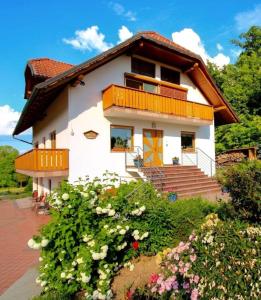 Casa con balcón y algunas flores en Unterkunft VILLA KATARINA, en Mokronog
