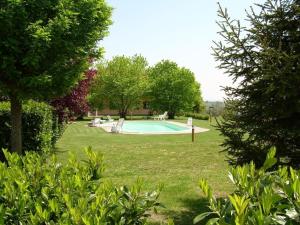 uma piscina no meio de um quintal em Ferienwohnung für 4 Personen ca 40 qm in Montefiascone-Mosse, Latium Bolsenasee em Fiordini