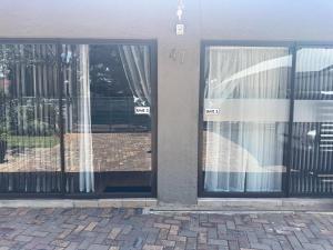 drzwi do budynku z dwoma szklanymi oknami w obiekcie 47 on Manson w mieście Boksburg