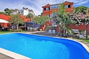 a swimming pool in front of a house at Ferienwohnung für 4 Personen ca 110 qm in Santa Brígida, Gran Canaria Binnenland Gran Canaria in Santa Brígida