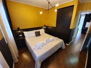 1 dormitorio con 1 cama con 2 toallas en Ferienwohnung für 2 Personen ca 33 qm in Chioggia, Adriaküste Italien Venedig und Umgebung, en Chioggia