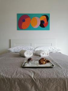 pies leżący na tacy na łóżku w obiekcie Appartamento Clizia w mieście Pescara