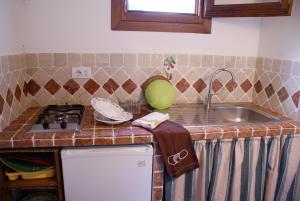 un bancone della cucina con lavandino e piano cottura di Gästezimmer für 2 Personen 1 Kind ca 30 qm in Loiri Porto San Paolo, Sardinien Gallura - b58193 a Biacci