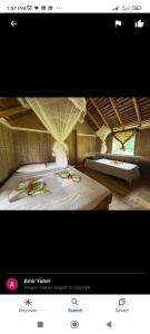 una camera da letto con un letto fiorito di White Beach Bungalow & Restaurant a Lénakel