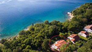 eine Luftaufnahme eines Hauses neben dem Wasser in der Unterkunft Ferienwohnung für 3 Personen  1 Kind ca 60 m in Njivice, Kvarner Bucht Krk in Njivice