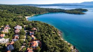 eine Luftaufnahme einer Insel im Wasser in der Unterkunft Ferienwohnung für 3 Personen  1 Kind ca 60 m in Njivice, Kvarner Bucht Krk in Njivice