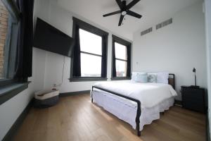 1 dormitorio blanco con 1 cama y ventilador de techo en French Quarters en Birmingham
