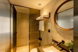 La salle de bains est pourvue d'un lavabo et d'un miroir. dans l'établissement Refactoring Space Beijing Wang Fu Jing, à Pékin