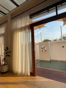 Balkón nebo terasa v ubytování Chao Sam Ran Pool Villa Phetchaburi หาดเจ้าสำราญ เพชรบุรี ราคาสำหรับ 8 ท่าน