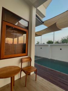 Bazén v ubytování Chao Sam Ran Pool Villa Phetchaburi หาดเจ้าสำราญ เพชรบุรี ราคาสำหรับ 8 ท่าน nebo v jeho okolí