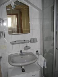 Ванная комната в Ferienwohnung für 2 Personen 1 Kind ca 68 qm in Kirchberg im Wald, Bayern Bayerischer Wald