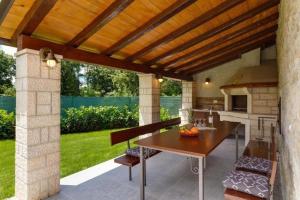 une cuisine extérieure avec une pergola en bois dans l'établissement Villa Zoro mit schönen Garten und privatem Pool, à Pazin