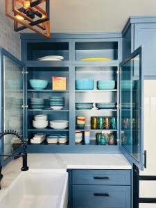 eine Küche mit blauen Schränken und einem Waschbecken in der Unterkunft Oahu's Best Kept Secret in Laie