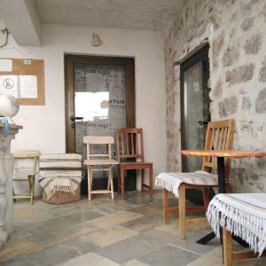 een kamer met stoelen en een deur met een muur bij Große Wohnung in Betina mit Whirlpool und Terrasse in Betina