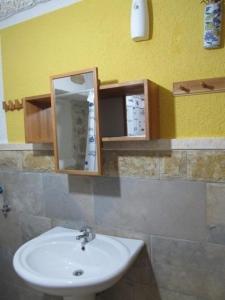 een badkamer met een wastafel en een spiegel bij Große Wohnung in Betina mit Whirlpool und Terrasse in Betina