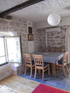 een eetkamer met een tafel en stoelen bij Große Wohnung in Betina mit Whirlpool und Terrasse in Betina