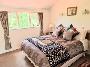 Schlafzimmer mit einem Bett und einem Fenster in der Unterkunft Arles Historical Homestead in Whanganui