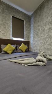 - une chambre avec un lit et une couverture dans l'établissement Casa Kota Residence, à Jakarta