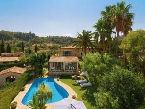 une vue aérienne d'une villa avec piscine dans l'établissement Ferienhaus in Mancor De La Vall mit Terrasse und Garten und Bergblick, à Mancor del Valle