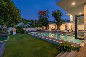 Villa Namaskar - Iconic 5BR Cliff Top Villa - 180° Ocean View في جيمباران: منظر خارجي لمنزل به حوض سباحة