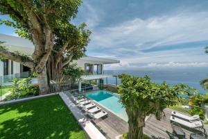 Villa Namaskar - Iconic 5BR Cliff Top Villa - 180° Ocean View في جيمباران: صورة فيلا بها حمام سباحة