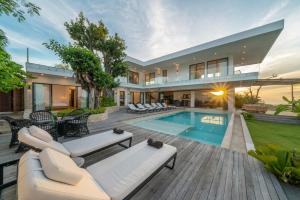 Villa Namaskar - Iconic 5BR Cliff Top Villa - 180° Ocean View في جيمباران: منظر خارجي لمنزل به حوض سباحة