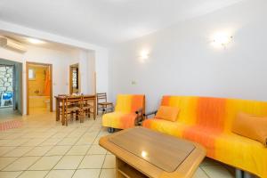 sala de estar con sofá y mesa en Ferienwohnung mit Terrasse - b57886, en Mošćenička Draga