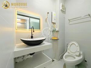 ein Bad mit einem Waschbecken und einem WC in der Unterkunft Yên House 09 in Ho-Chi-Minh-Stadt