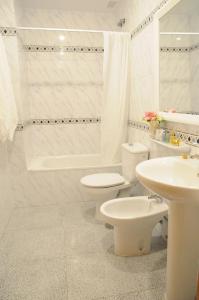 ein weißes Bad mit einem WC und einem Waschbecken in der Unterkunft Studio für 5 Personen  1 Kind ca 74 qm in Vecindario, Gran Canaria Ostküste Gran Canaria in Vecindario