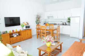 ein Wohnzimmer mit einem Tisch und einer Küche in der Unterkunft Studio für 5 Personen  1 Kind ca 74 qm in Vecindario, Gran Canaria Ostküste Gran Canaria in Vecindario