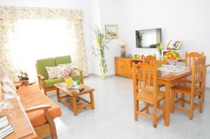 ein Wohnzimmer mit einem Tisch und Stühlen in der Unterkunft Studio für 5 Personen  1 Kind ca 74 qm in Vecindario, Gran Canaria Ostküste Gran Canaria in Vecindario