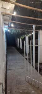un aparcamiento vacío con una valla en un garaje en Lela colonia en Colonia Las Rosas