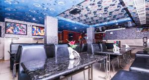 un ristorante con tavoli, sedie e soffitto a base di pesce di Hotel Park Resort Bhubaneswar Couple Friendly a Bhubaneshwar