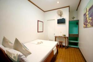 een slaapkamer met een bed en een wastafel bij ISLANDS VIEW INN in Coron