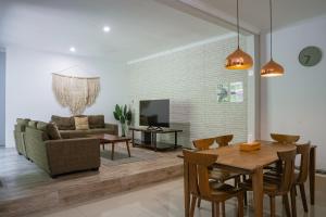 ein Wohnzimmer mit einem Tisch und einem Sofa in der Unterkunft Brownies House in Bandung