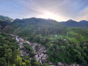 una vista aérea de una montaña con un río en CJ Cottage Munnar - Near Attukal Waterfalls, Athukad Tea Estate (CJ Hotels & Resorts), en Devikolam