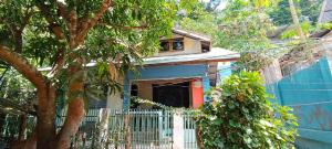 uma casa azul com uma janela em cima em Jorge & Pony House 2 em El Nido