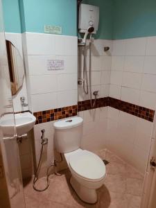 een badkamer met een toilet en een wastafel bij ISLANDS VIEW INN in Coron