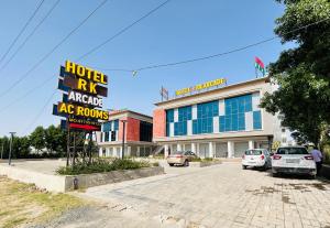 SitāpurHotel Rk Arcade的大楼前有标志的酒店停车场